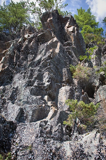 Kahshahpiwi Lake cliffs 2