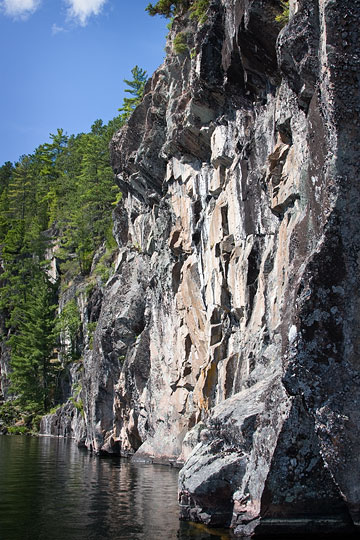 Kahshahpiwi Lake cliffs 3